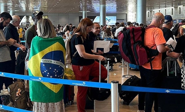 Chega a Braslia primeiro avio trazendo brasileiros de Israel