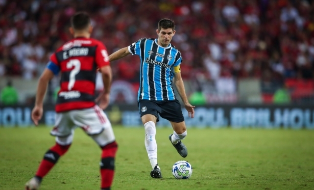 Em momentos opostos, Flamengo e Grmio jogam em Porto Alegre