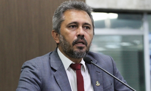 Governador Elmano de Freitas tem o salrio mais baixo entre os governadores do Brasil, confira a lista