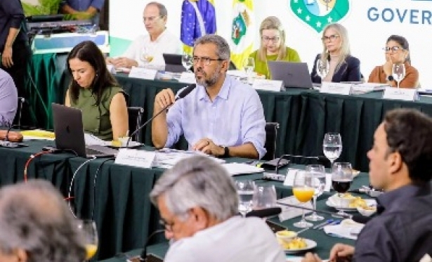 Elmano rene secretariado aponta prioridades e discute aes na rea da sade, educao e segurana