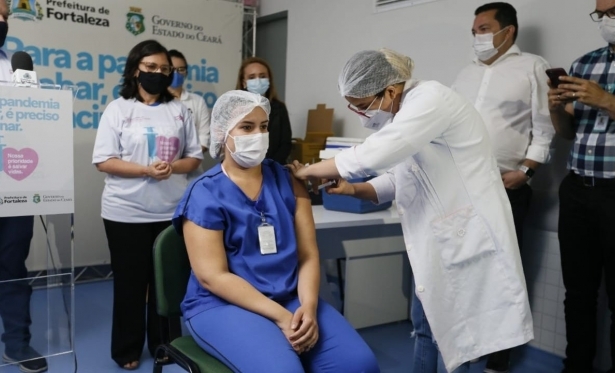 Mais de 700 pessoas j foram vacinadas contra a Covid-19 em 24 horas em Fortaleza
