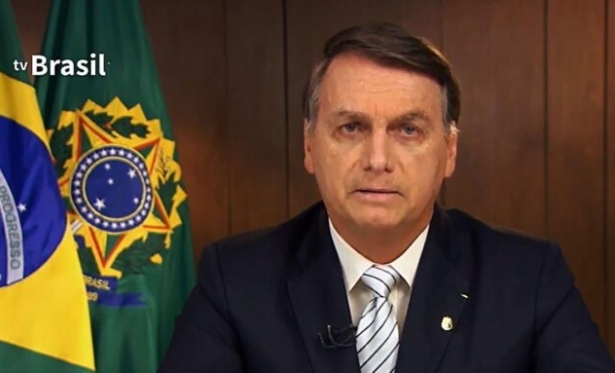 Com dores abdominais, Bolsonaro faz exames em hospital e cancela reunies da manh