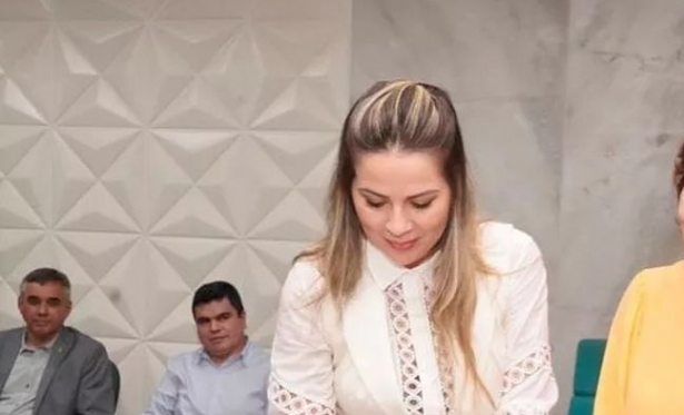 Ex-primeira-dama do Cear, Onlia Santana toma posse como secretria no governo de Izolda Cela