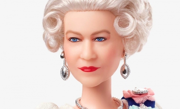 Aniversariante, rainha Elizabeth II ganha boneca Barbie com seu rosto em homenagem aos 70 anos de reinado