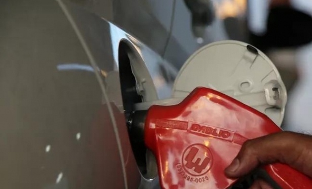 Deputados do Cear aprovam e Izolda sanciona taxao de 20% de ICMS e Fecop na gasolina, energia e comunicao at 2023