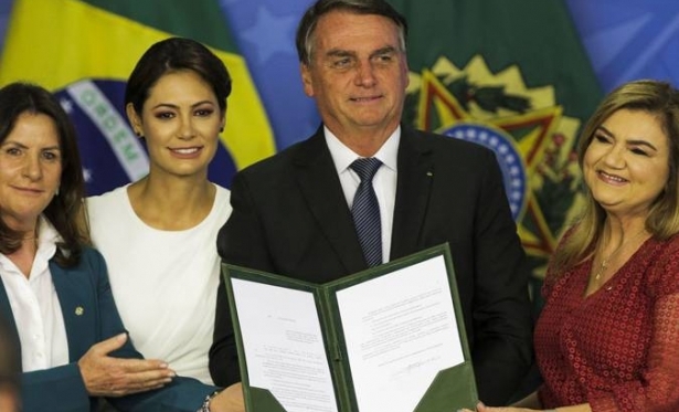 Bolsonaro sanciona novo piso salarial para enfermeiros