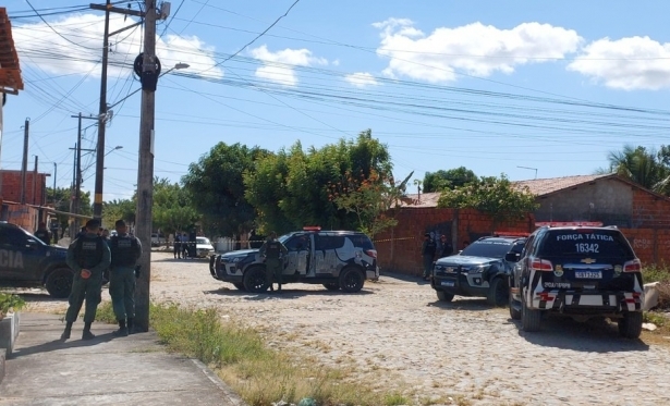 Policial militar mata companheira e resiste a se entregar  polcia, em Fortaleza